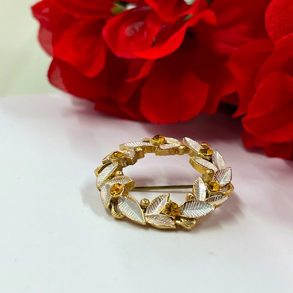 Cute and Minimalist Micro Wreath Brooch with Crystal Accents - Picture 1 of 5